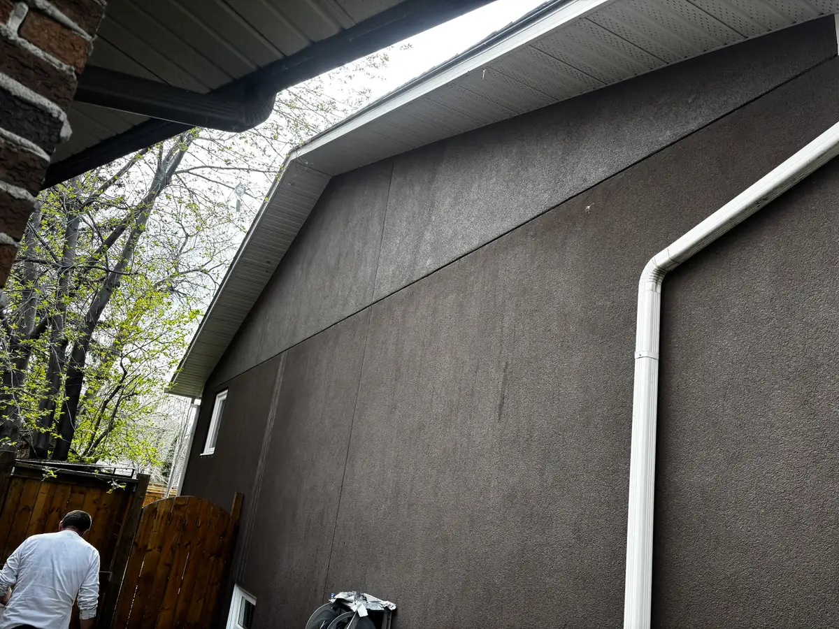 The same wall with the finish coat applied over the Graphex layer