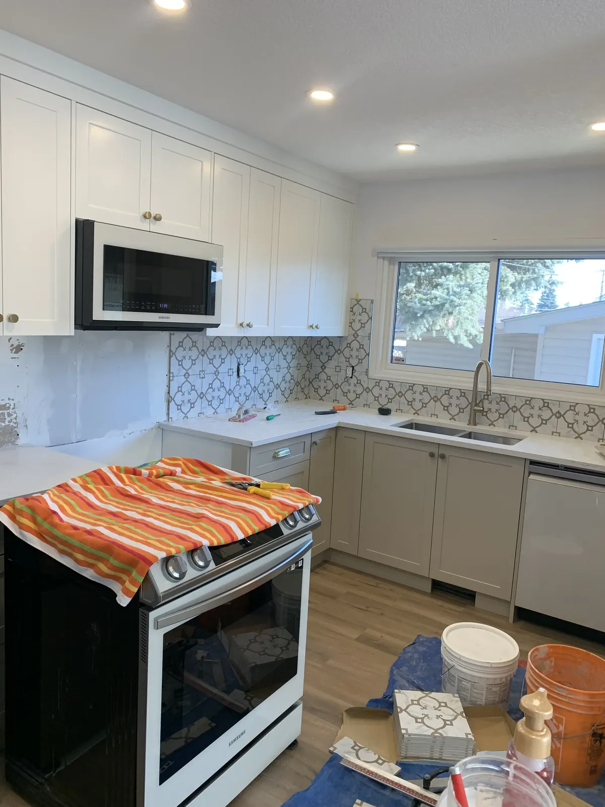 Calgary tile backsplash before repair — damaged tile and failing grout